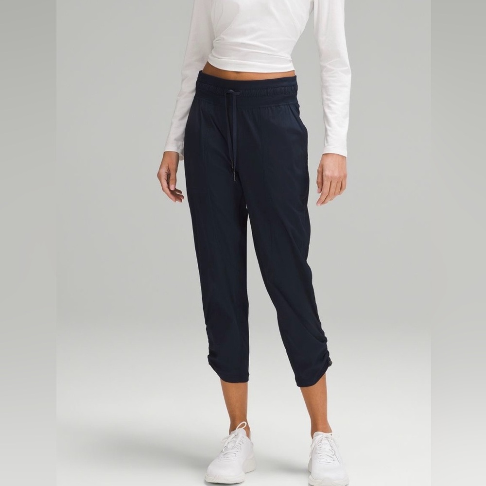 Lululemon NWT dance studio mid rise Cropped Jogger Pants - large